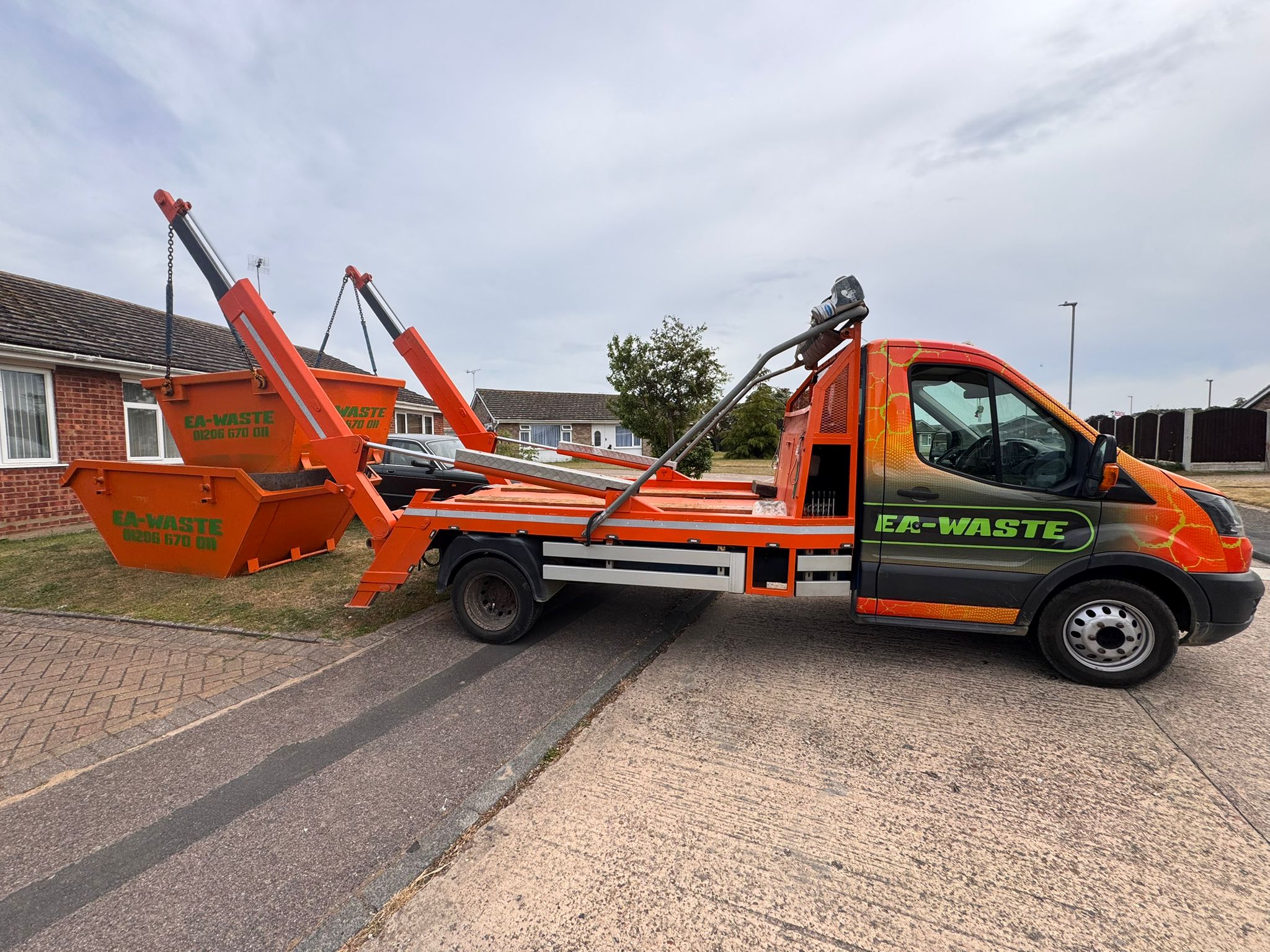An EA-WASTE truck quickly lifting a 4 yard skip during a fast residential waste clearance.